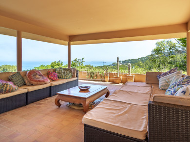 Villa exclusive à vendre à Sa Riera avec vues panoramiques sur la mer, grande piscine privée et intimité absolue