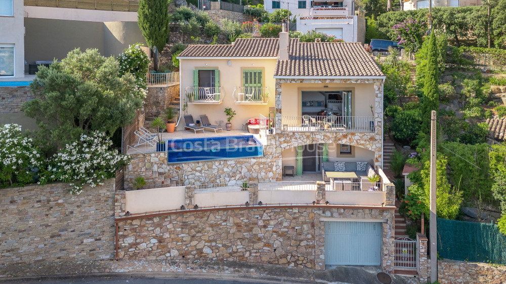 Casa en Sa Tuna con licencia turística, piscina infinity y apartamento independiente