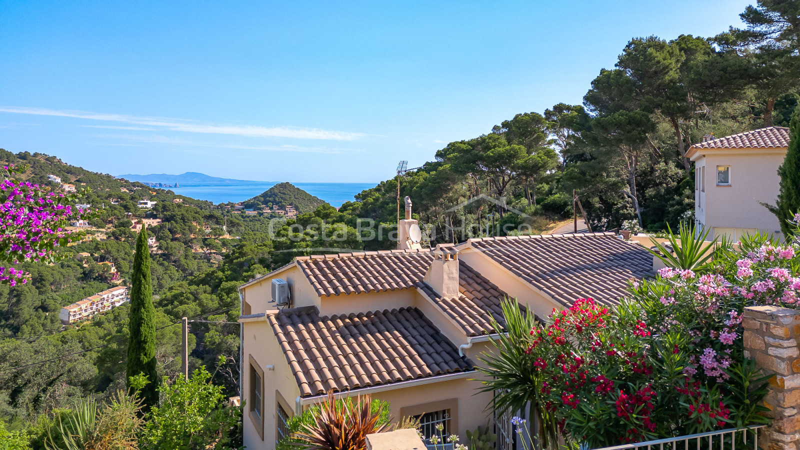 Maison à Sa Tuna avec licence touristique, piscine à débordement et appartement indépendant