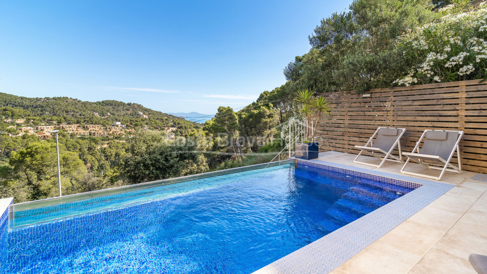 Maison à Sa Tuna avec licence touristique, piscine à débordement et appartement indépendant