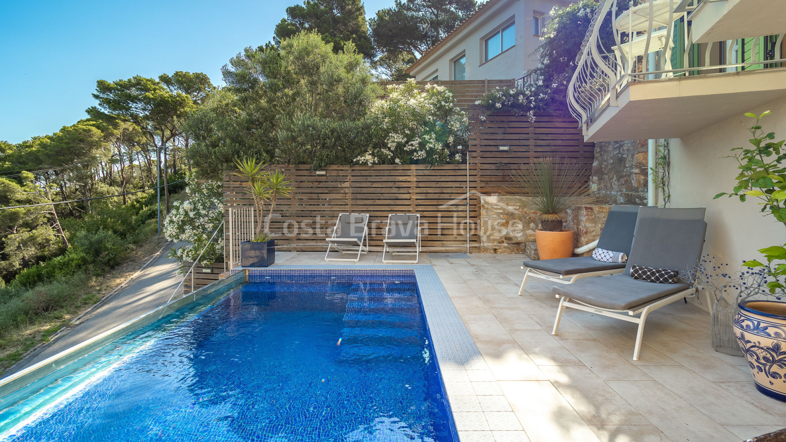 Maison à Sa Tuna avec licence touristique, piscine à débordement et appartement indépendant