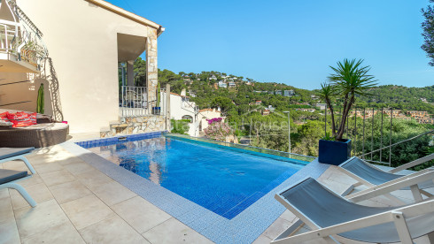 Casa en Sa Tuna con licencia turística, piscina infinity y apartamento independiente