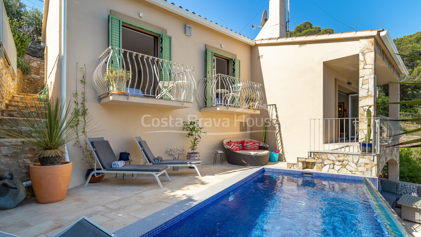 Maison à Sa Tuna avec licence touristique, piscine à débordement et appartement indépendant