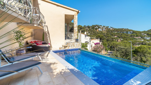 Casa en Sa Tuna con licencia turística, piscina infinity y apartamento independiente