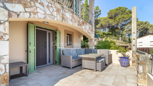 Maison à Sa Tuna avec licence touristique, piscine à débordement et appartement indépendant