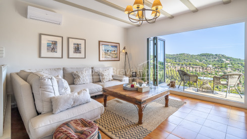 Maison à Sa Tuna avec licence touristique, piscine à débordement et appartement indépendant