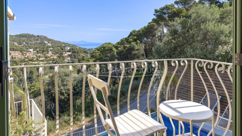 Casa en Sa Tuna con licencia turística, piscina infinity y apartamento independiente