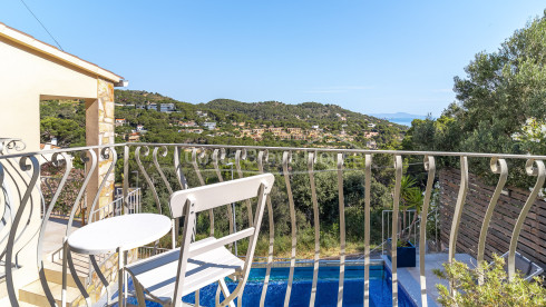 Maison à Sa Tuna avec licence touristique, piscine à débordement et appartement indépendant