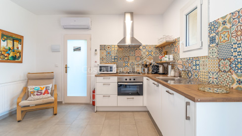 Casa en Sa Tuna con licencia turística, piscina infinity y apartamento independiente