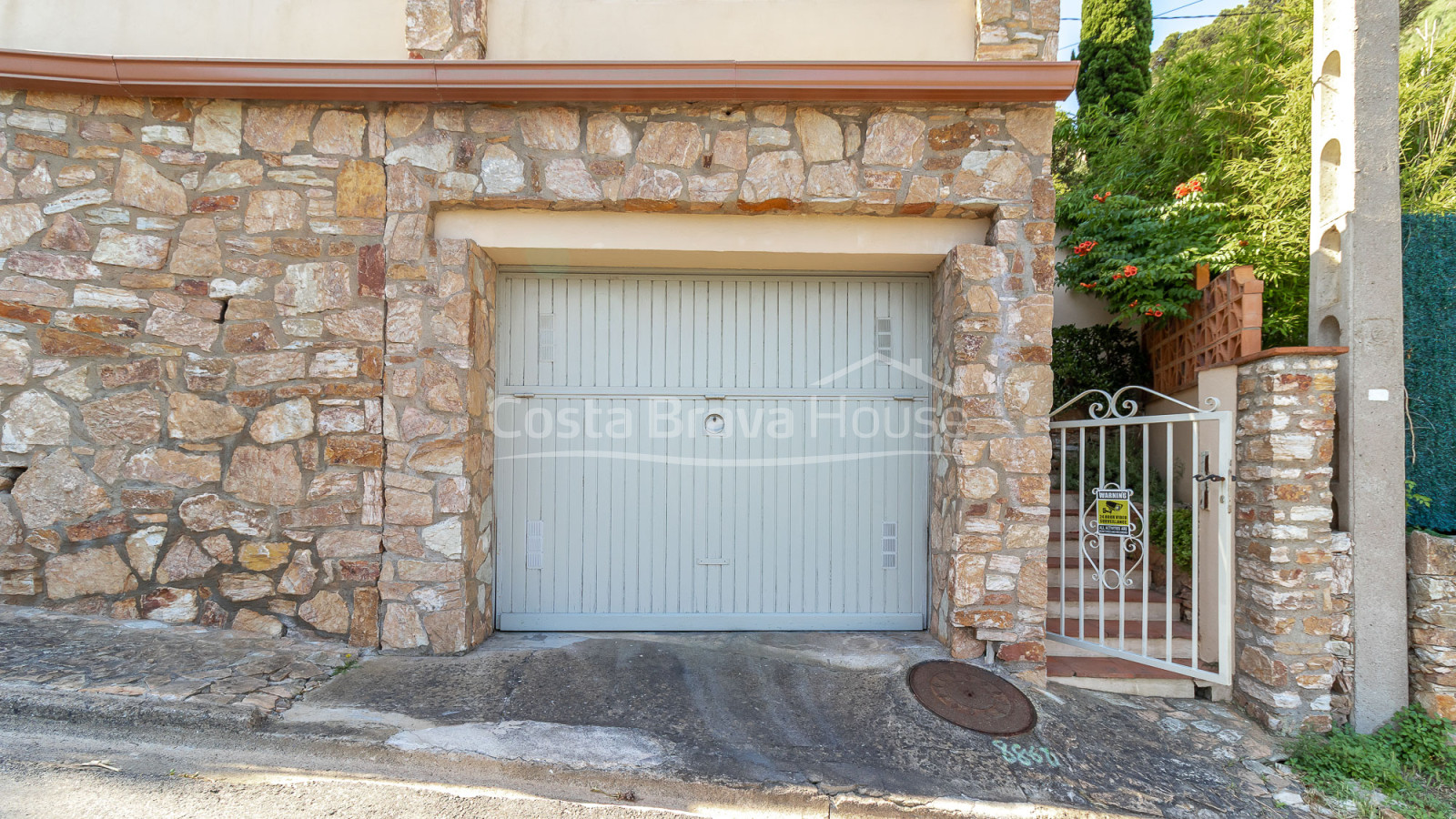 House in Sa Tuna with tourist licence, infinity pool and independent apartment