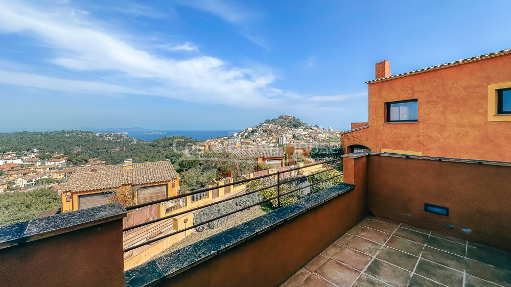 Casa adosada en Begur con jardín privado, spa y vistas panorámicas al mar y al castillo
