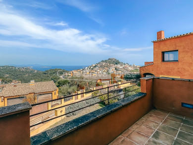 Casa adossada en venda a Begur amb jardí privat, spa, vistes al mar i ubicació privilegiada