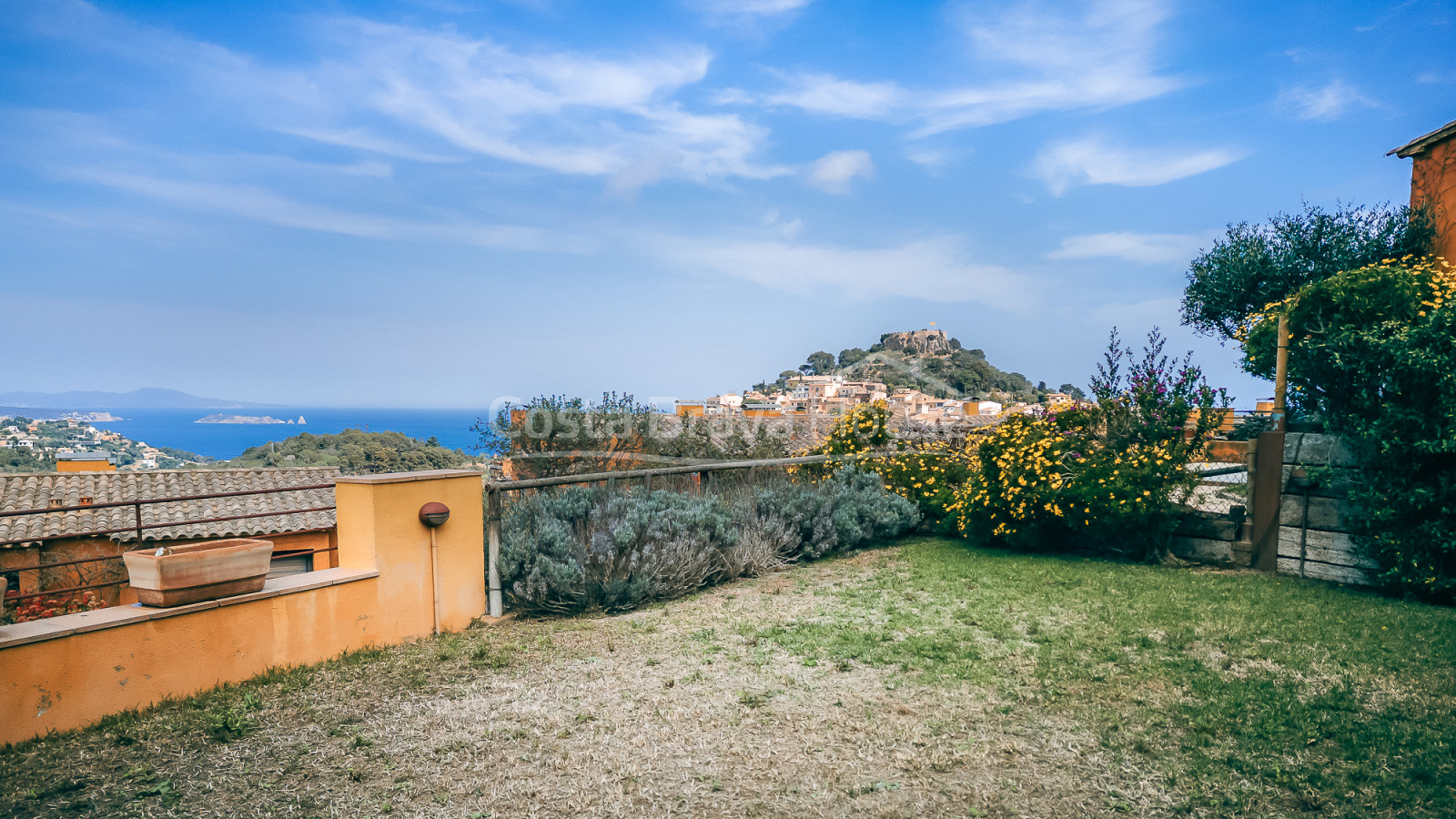 Herenhuis in Begur met privétuin, spa en panoramisch uitzicht op zee en het kasteel