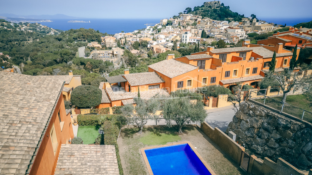 Casa adosada en Begur con jardín privado, spa y vistas panorámicas al mar y al castillo