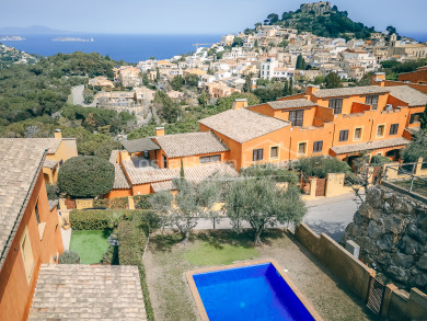 Maison mitoyenne à vendre à Begur avec jardin privé, spa, vue sur la mer et emplacement privilégié