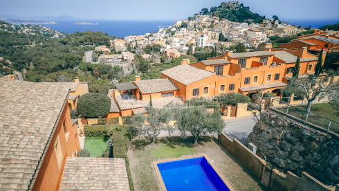 Herenhuis in Begur met privétuin, spa en panoramisch uitzicht op zee en het kasteel