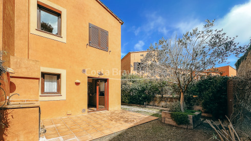 Herenhuis in Begur met privétuin, spa en panoramisch uitzicht op zee en het kasteel