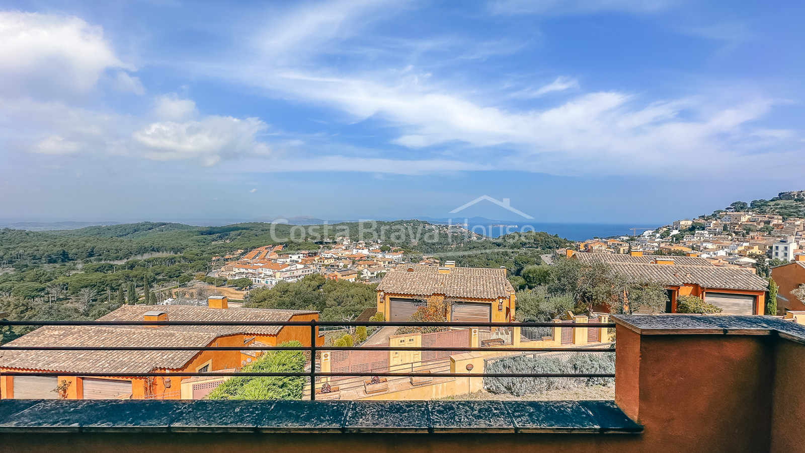 Herenhuis in Begur met privétuin, spa en panoramisch uitzicht op zee en het kasteel