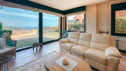 Herenhuis in Begur met privétuin, spa en panoramisch uitzicht op zee en het kasteel