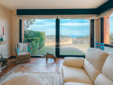Townhouse for sale in Begur with private garden, spa, sea views and prime location