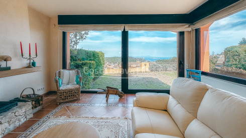 Herenhuis in Begur met privétuin, spa en panoramisch uitzicht op zee en het kasteel