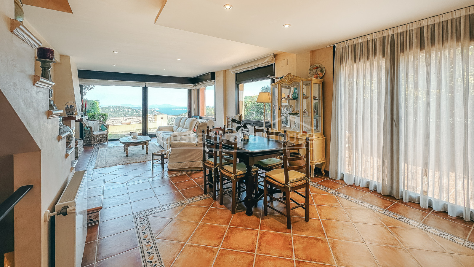 Herenhuis in Begur met privétuin, spa en panoramisch uitzicht op zee en het kasteel