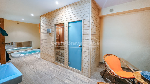 Herenhuis in Begur met privétuin, spa en panoramisch uitzicht op zee en het kasteel