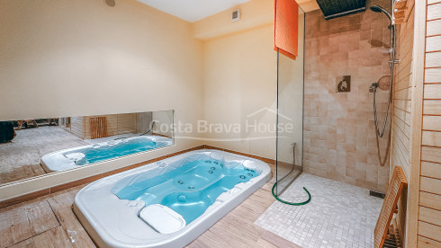 Herenhuis in Begur met privétuin, spa en panoramisch uitzicht op zee en het kasteel
