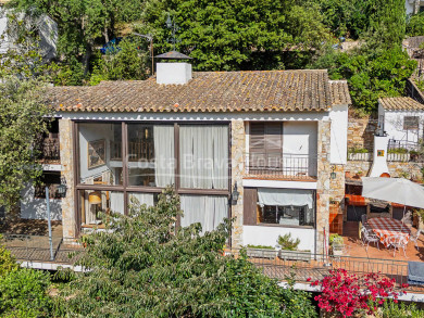 Maison individuelle à vendre à Sa Riera, Begur, avec vue dégagée sur la vallée, appartement et deux garages