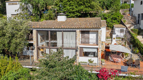 Huis in Sa Riera, Begur, met uitzicht op de vallei, zonnige terrassen en apart appartement