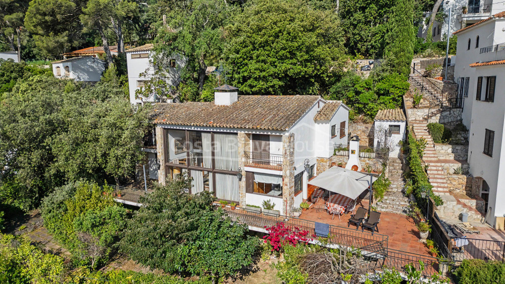 Casa en Sa Riera, Begur, con vistas al valle, terrazas soleadas y apartamento independiente
