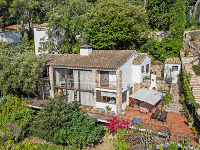 Detached house for sale in Sa Riera, Begur, with open valley views, apartment and two garages