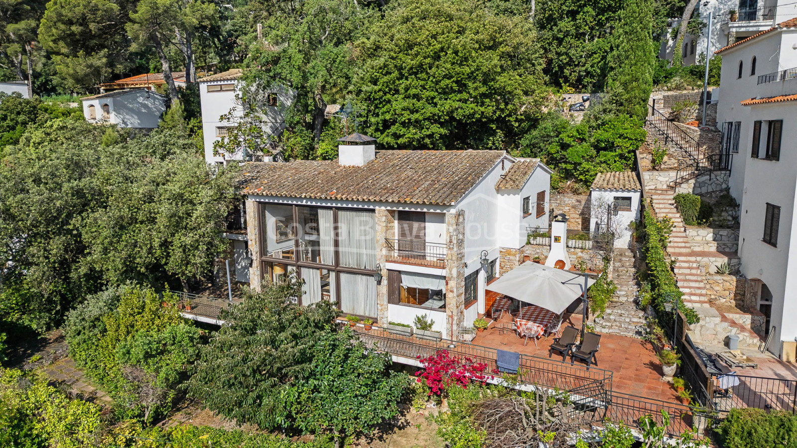 Huis in Sa Riera, Begur, met uitzicht op de vallei, zonnige terrassen en apart appartement