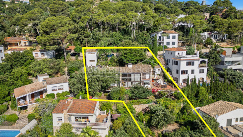 Huis in Sa Riera, Begur, met uitzicht op de vallei, zonnige terrassen en apart appartement