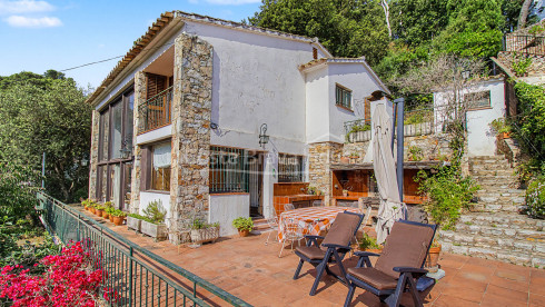 Huis in Sa Riera, Begur, met uitzicht op de vallei, zonnige terrassen en apart appartement