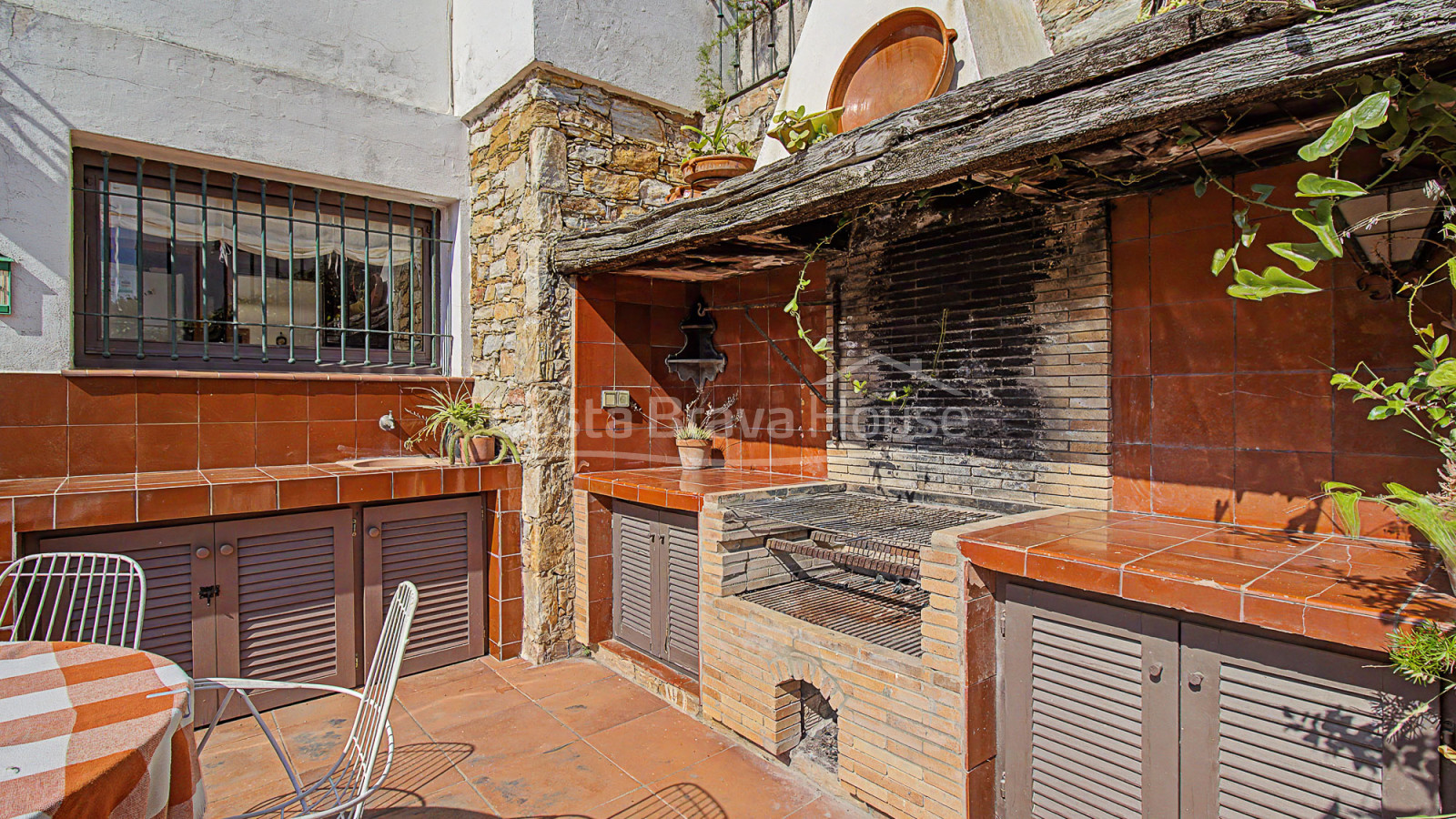 Huis in Sa Riera, Begur, met uitzicht op de vallei, zonnige terrassen en apart appartement