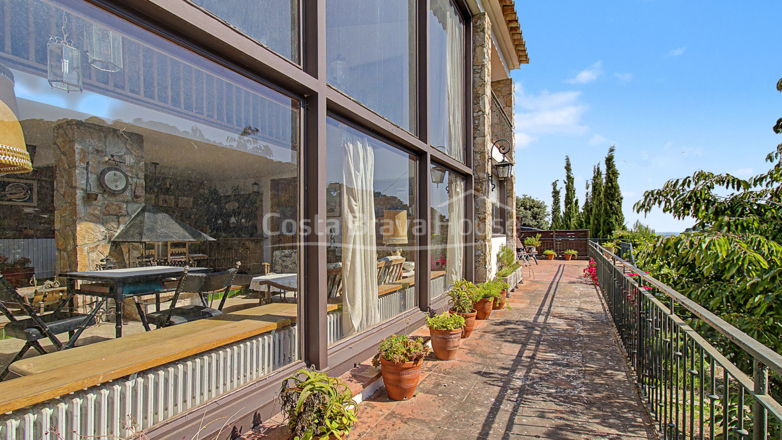 Huis in Sa Riera, Begur, met uitzicht op de vallei, zonnige terrassen en apart appartement