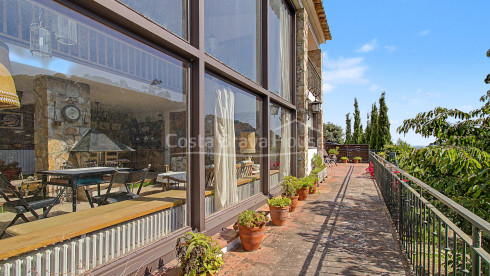 Huis in Sa Riera, Begur, met uitzicht op de vallei, zonnige terrassen en apart appartement