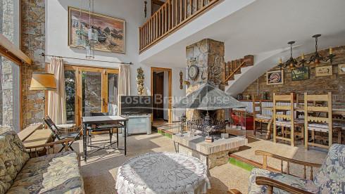 Huis in Sa Riera, Begur, met uitzicht op de vallei, zonnige terrassen en apart appartement