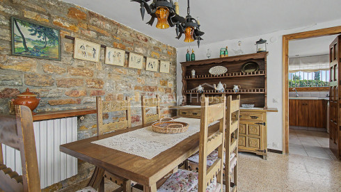 Huis in Sa Riera, Begur, met uitzicht op de vallei, zonnige terrassen en apart appartement