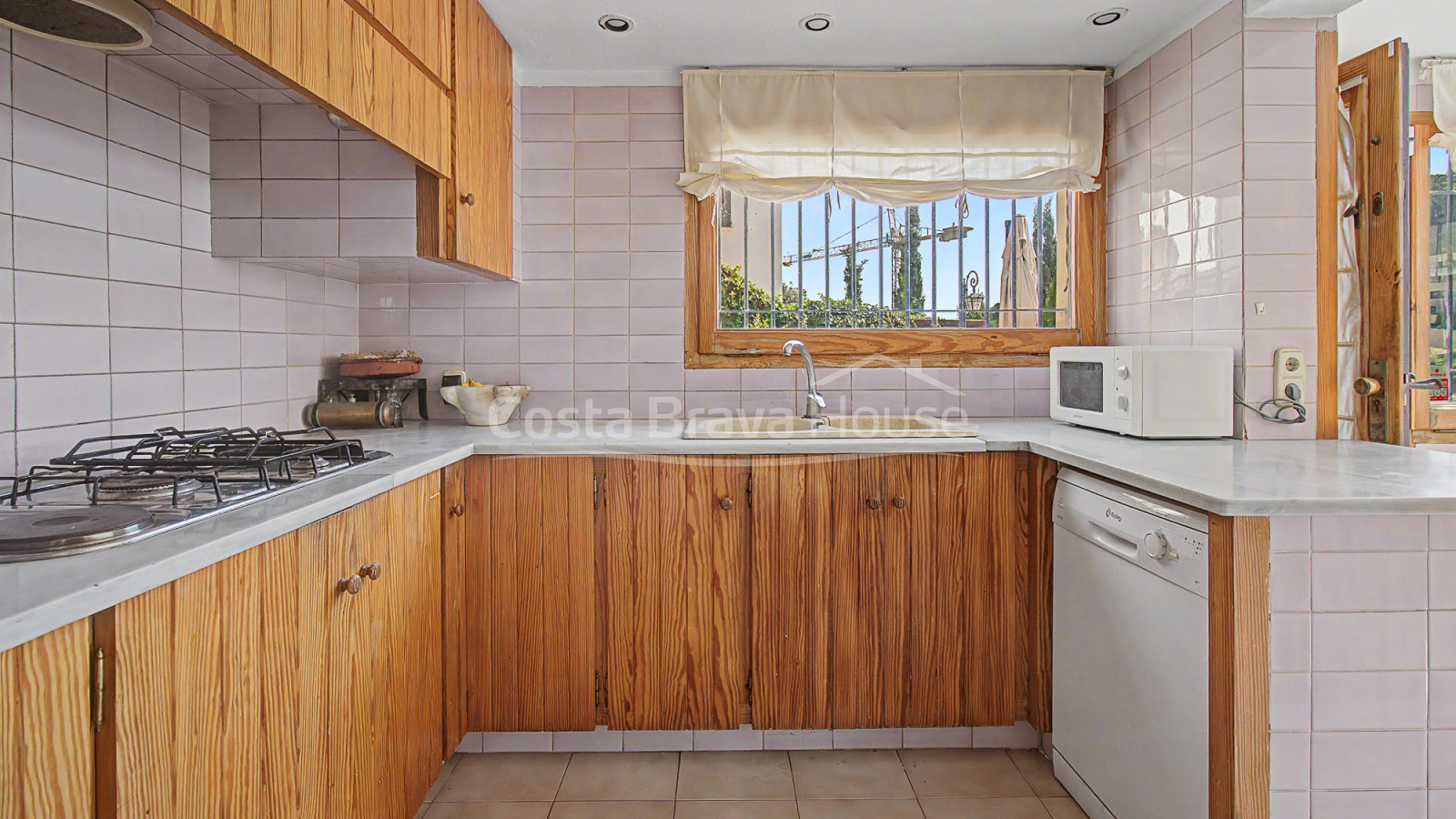 Huis in Sa Riera, Begur, met uitzicht op de vallei, zonnige terrassen en apart appartement