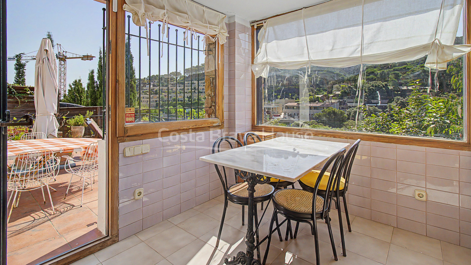 Huis in Sa Riera, Begur, met uitzicht op de vallei, zonnige terrassen en apart appartement