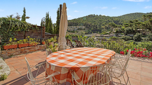 Huis in Sa Riera, Begur, met uitzicht op de vallei, zonnige terrassen en apart appartement