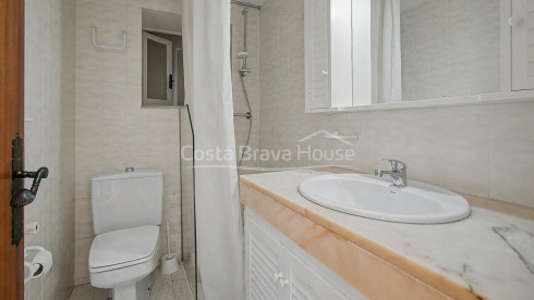 Huis in Sa Riera, Begur, met uitzicht op de vallei, zonnige terrassen en apart appartement