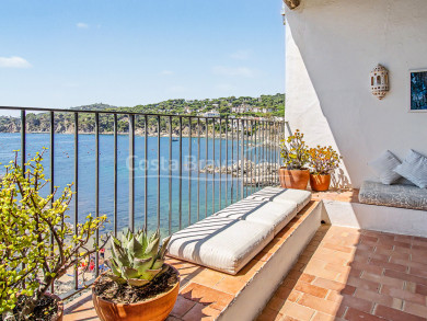Vissershuis aan het water te koop in Calella de Palafrugell met panoramaterras, directe toegang tot het strand en twee privéparkeerplaatsen
