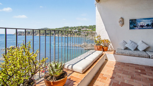 Vissershuis aan zee in Calella de Palafrugell met terras en mediterraan uitzicht