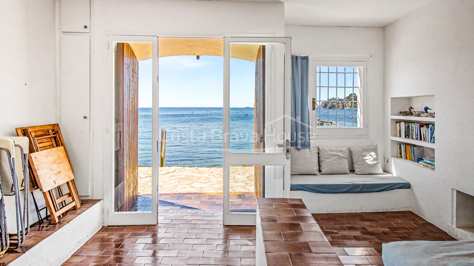 Vissershuis aan zee in Calella de Palafrugell met terras en mediterraan uitzicht