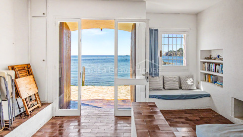 Vissershuis aan zee in Calella de Palafrugell met terras en mediterraan uitzicht