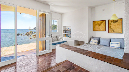Vissershuis aan zee in Calella de Palafrugell met terras en mediterraan uitzicht