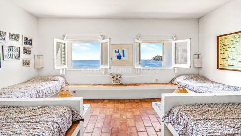 Vissershuis aan zee in Calella de Palafrugell met terras en mediterraan uitzicht